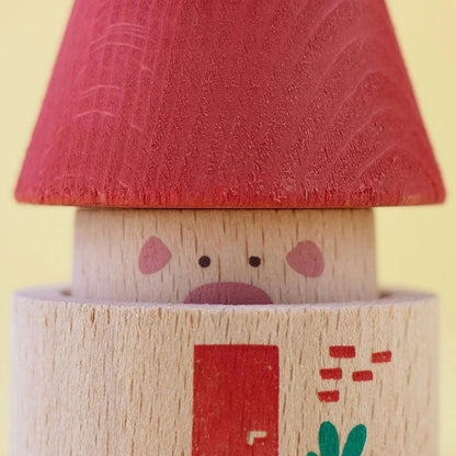 Charmantes Holzspielhaus My Three Little Pigs mit rotem Dach und Gesicht