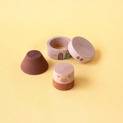 Holzschwein-Ring mit natürlichem Holzfinish und rosa Schnauze auf brauner Basis