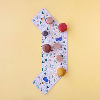 Buntes Holz-Peg-Spiel My Three Little Pigs mit Waldmotiv-Brett