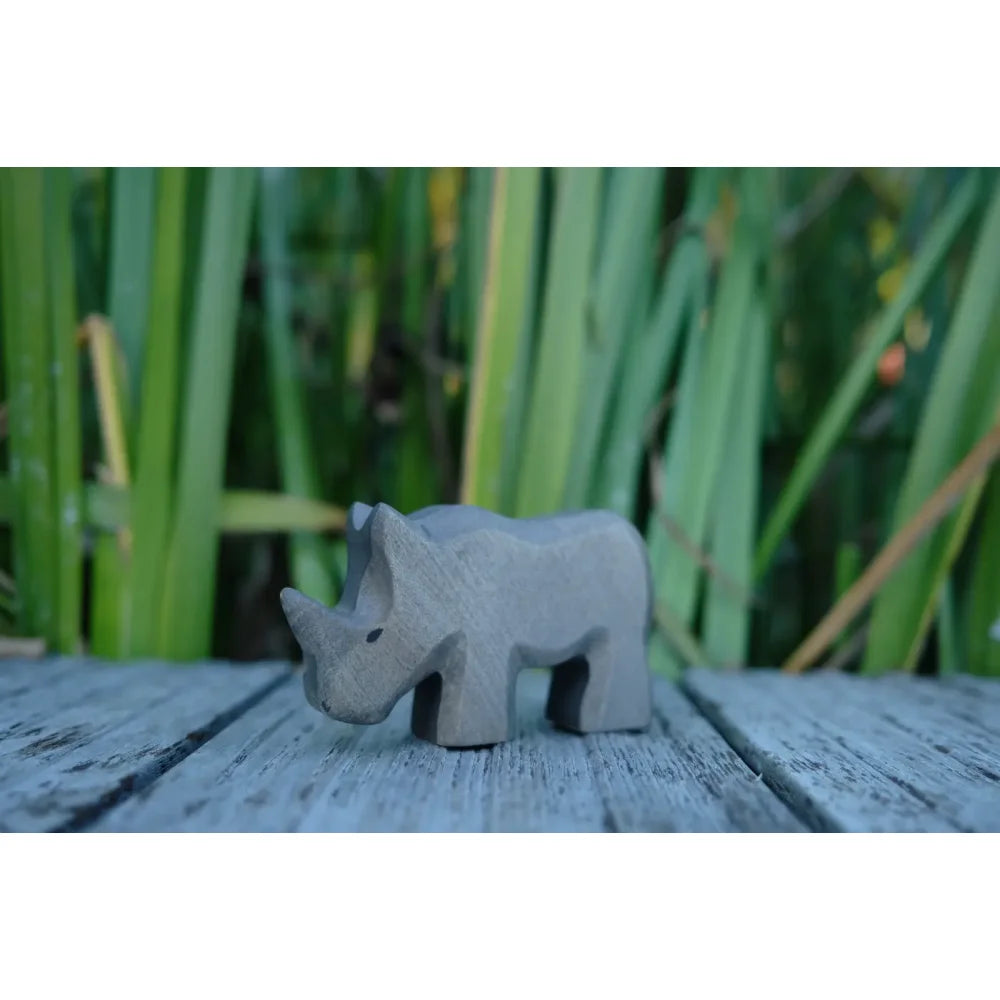 Graues Holzrindertier Spielzeug im Produkt Nashorn klein auf weißem Hintergrund
