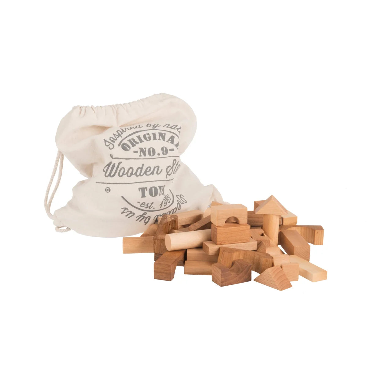 Natural-tonige holzbausteine in verschiedenen formen neben einem cremefarbenen sack original no 9 holzbausteine nachhaltige babykleidung schweiz