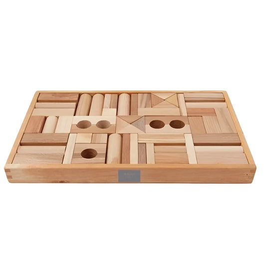 Natürliche holzbausteine in verschiedenen formen und größen in einem passenden holztablett für ökologische baby- & kinderprodukte
