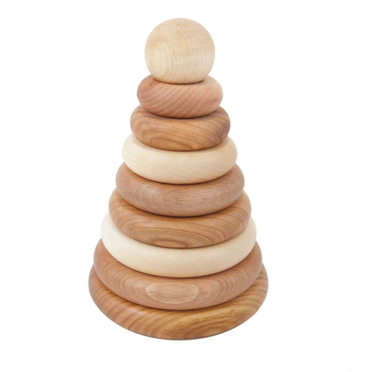 Natürliche holz stapelring pyramide mit abwechselnden hellem und mittlerem ton ideal für ökologische baby- & kinderprodukte