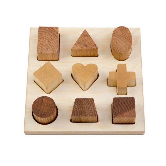 Natürliches holz-geometrie-sortierspiel mit neun aussparungen in nachhaltige babykleidung schweiz geschenke für neugeborene