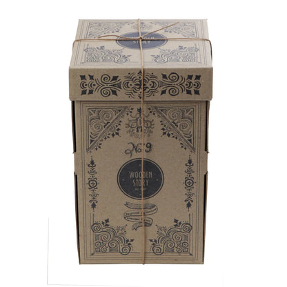 Natürliche square pyramid verpackt in einer rustikalen, beige kartonbox mit holz story branding, ideale geschenke für neugeborene