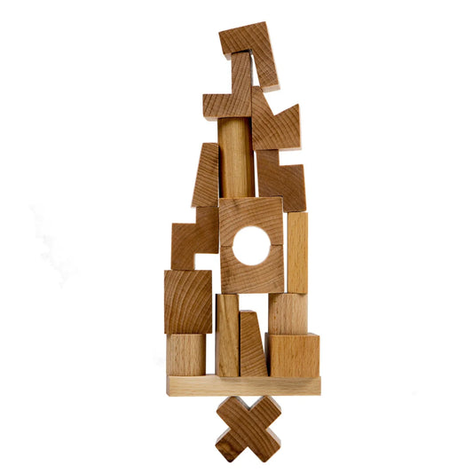 Natural stacking tower aus holz mit geometrischen formen und zentralem quadrat mit loch für ökologische baby- & kinderprodukte