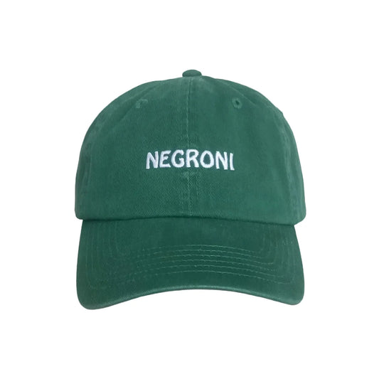 Dunkelgrüner baumwoll-dad-hut mit weiß gesticktem negroni-logo ideal für ökologische baby- & kinderprodukte