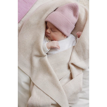 Baby mit rosa Newborn Beanie Fonzie aus Merinowolle