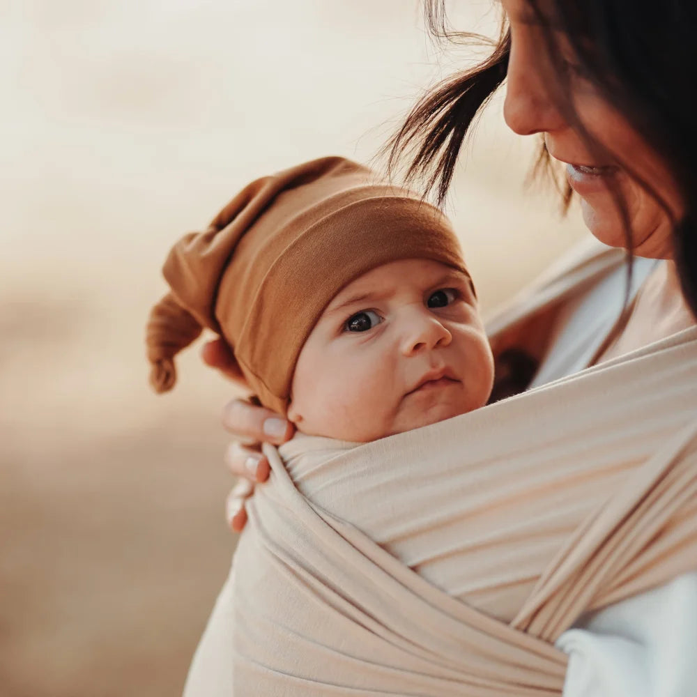 Baby in tan knit cap cuddled against adult’s chest, Newborn Mütze in verschiedenen Farben