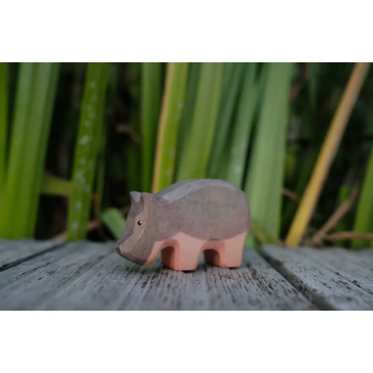 Holzspielzeug Hippopotamus mit grauem Körper und hellrosa Beinen von Nielsperd klein