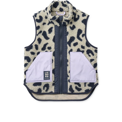 Creamfarbene fleeceweste mit leopardmuster navy blaue akzente und lavendelfarbene gesteppte taschen noam pile vest mega leo mist mix