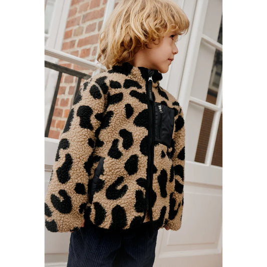 Kind Nolan Fleecejacke in Mega Leo Oat Mix: Kind trägt tan-schwarze Leopard-Sherpa-Jacke mit Reißverschluss