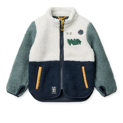 Nolan fleecejacke in drei farben aus sherpa fleece mit weißem brustpaneel, grüner play-stickerei und basketballmotiv