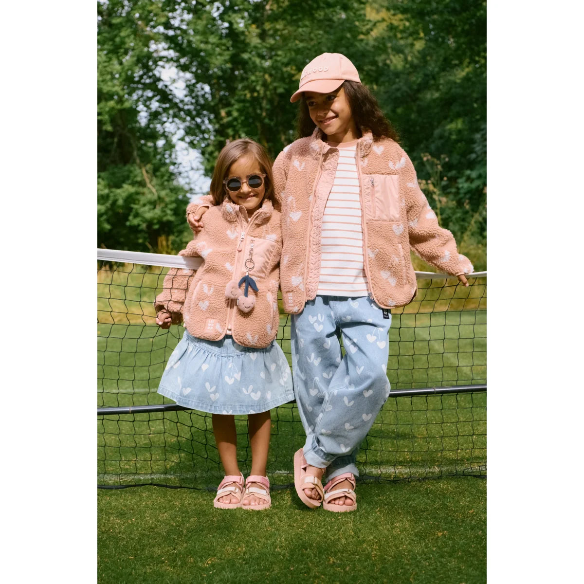 Rosa Shearling-Jacke Nolan Fleecejacke Sweethearts Pale Tuscany mit weißem Herzstickerei und Anker-Anhänger