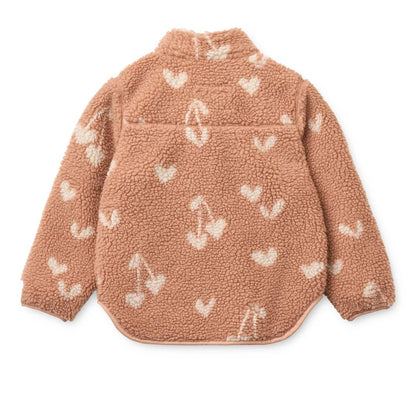 Gemütliche Nolan Fleecejacke Sweethearts Pale Tuscany in Rost mit Kirsch- und Herz-Motiven
