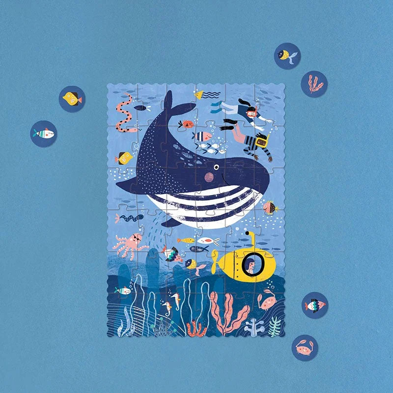 Bunter Ozean Tiny Puzzle: Blauer Wal mit Streifen und Fischen