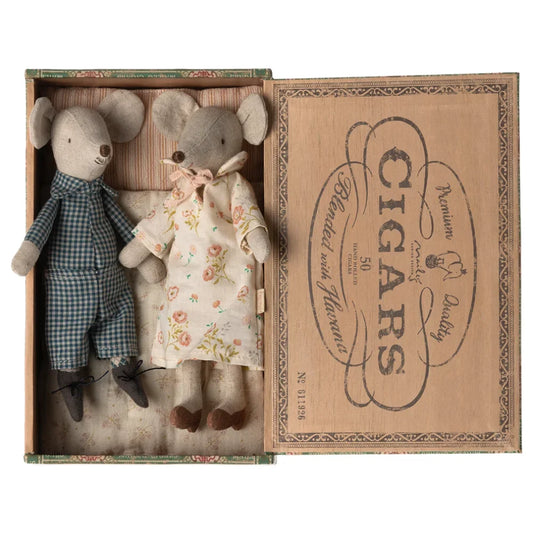 Box mit zwei niedlichen Mäusepuppen in nostalgischer Kleidung. Oma und Opa Mäuse