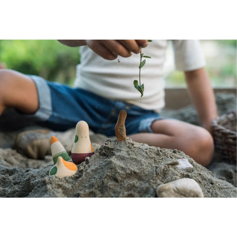 Keramische Gartentoad-Statue mit orange-grünen Akzenten auf Sandhügel, Ooh-lala!
