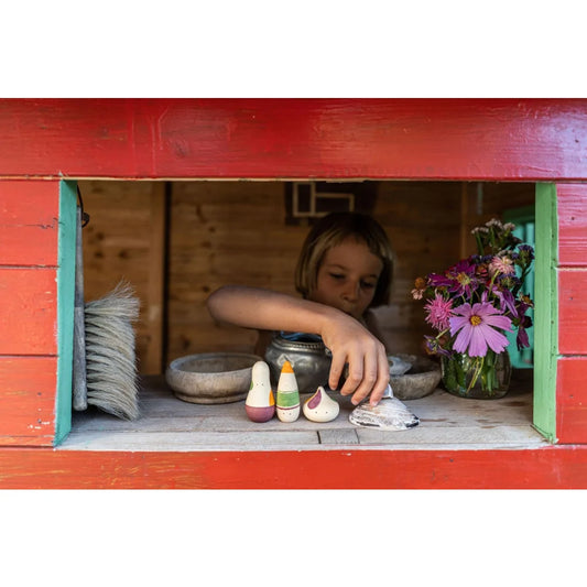 Rotes Holz-Spielküchensatz mit grünem Trim und weißen Geschirr aus Ooh-lala!