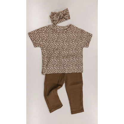 Oversized Leo Rip Shirt im Leopardenmuster mit braunen Hosen und passendem Kopftuch