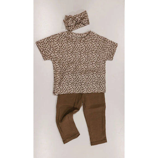 Oversized Leo Rip Shirt im Leopardenmuster mit braunen Hosen und passendem Kopftuch