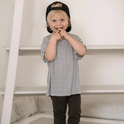 Kind eines Kindes in gestreiftem Hemd und Mütze für das Produkt Oversized Shirt Stripes