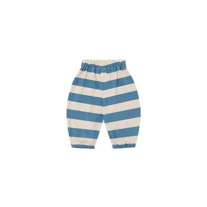 Blau und creme gestreifte babyhose mit elastischem bund und saum aus weichem material ideal für kleinkinder