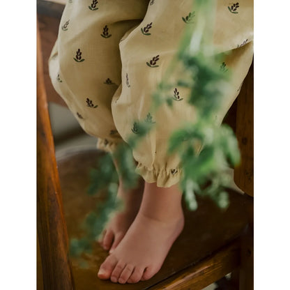 Beige Hose mit dezentem dunkelgrünem Blattmuster und Gummibündchen, Lavender Bloom Gardener