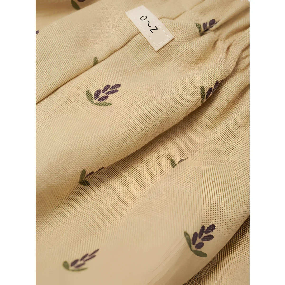 Beige Leinen-Shorts mit dezentem Lavendel-Grün-Blumenmuster, Lavender Bloom Gardener