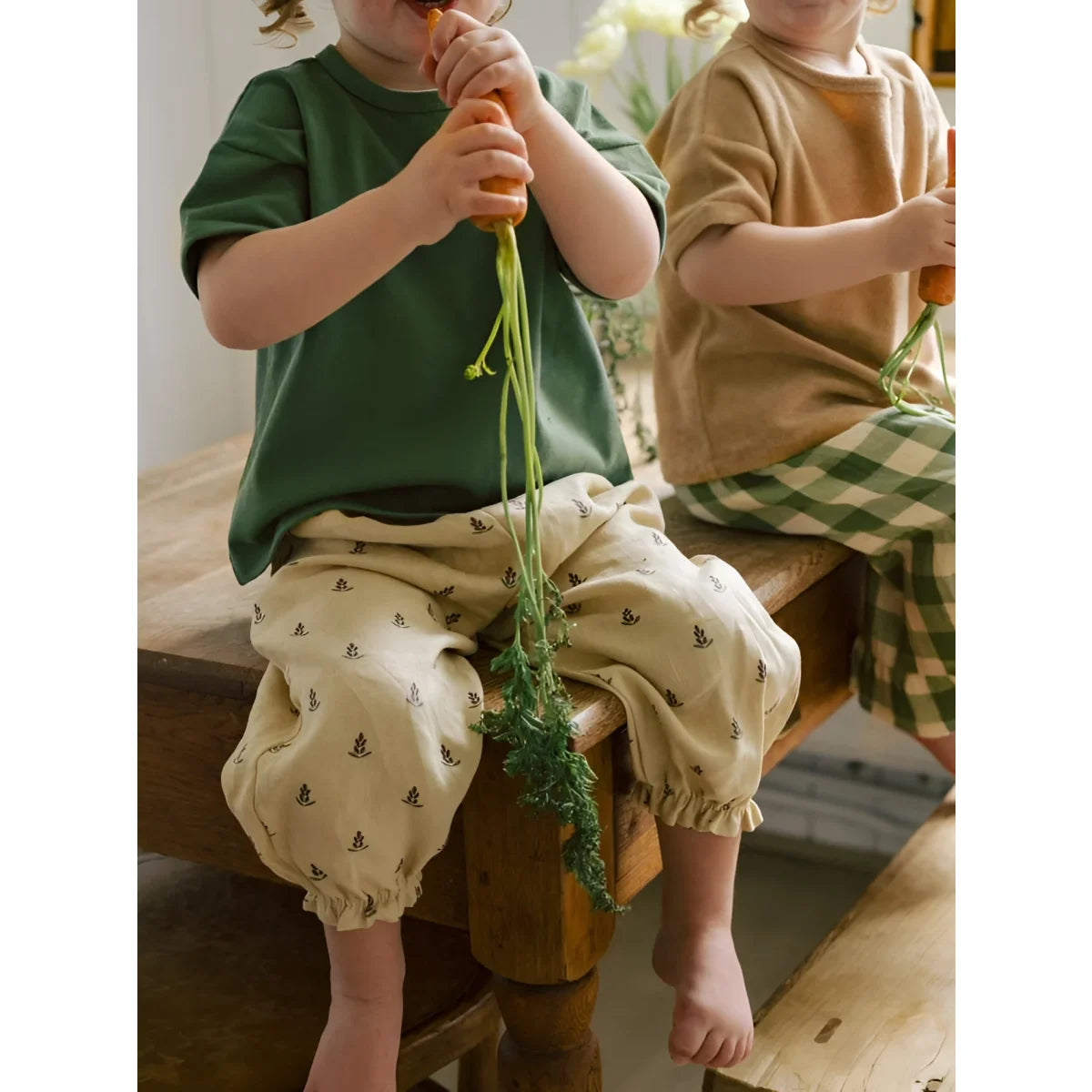 Kind mit grünem T-Shirt, beiger Hose mit Anker-Prints, Lavender Bloom Gardener