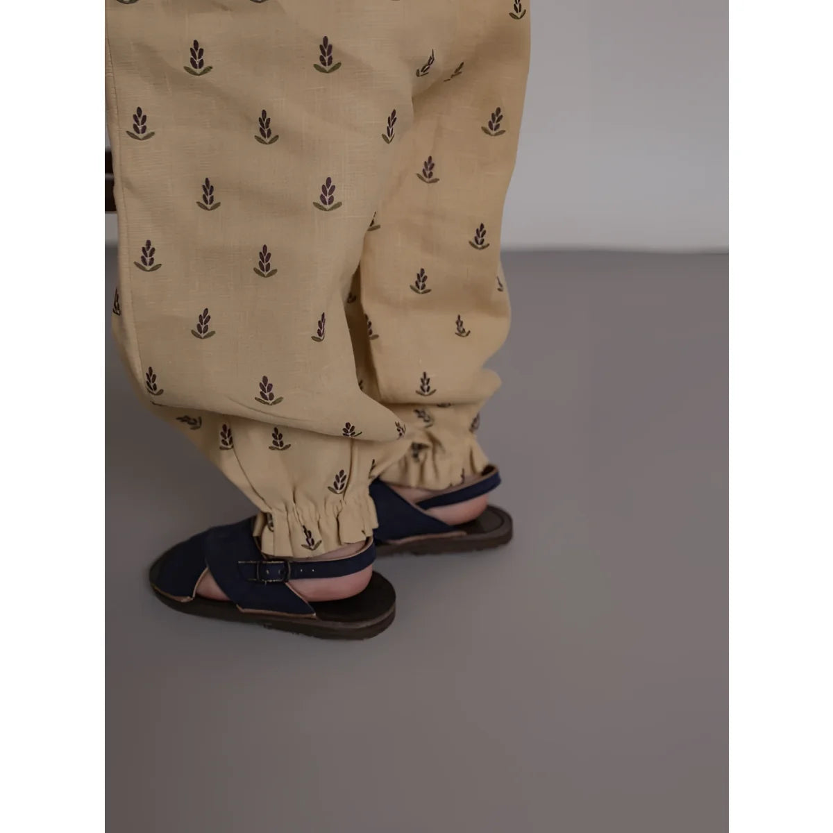 Beige Hose mit braunem Blattmuster und Gummibündchen – Lavender Bloom Gardener