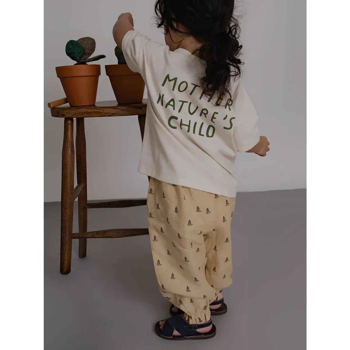 Rückseite: Off-white T-Shirt mit Mother Nature’s Chil in Dunkelgrün, Handschrift-Stil, Pants Lavender Bloom Gardener