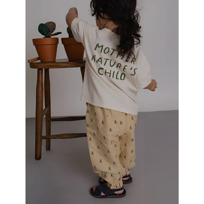 Rückseite: Off-white T-Shirt mit Mother Nature’s Chil in Dunkelgrün, Handschrift-Stil, Pants Lavender Bloom Gardener