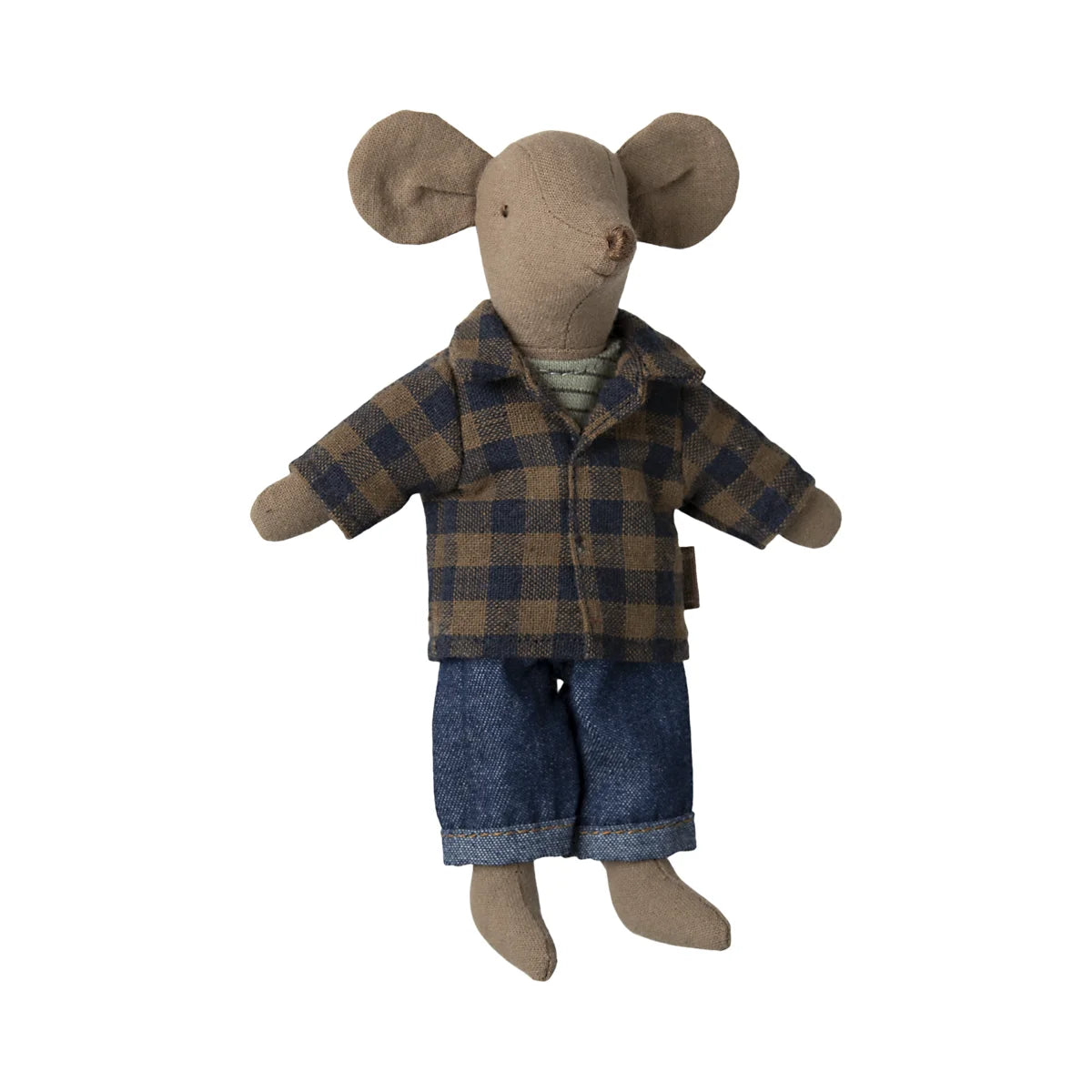 Ein charmanter papa maus stoffmaus in beige trägt eine braun navy karierte jacke und blaue jeansshorts für ökologische baby- & kinderprodukte