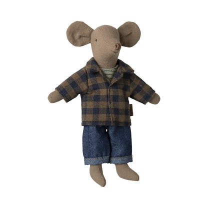 Ein charmanter papa maus stoffmaus in beige trägt eine braun navy karierte jacke und blaue jeansshorts für ökologische baby- & kinderprodukte