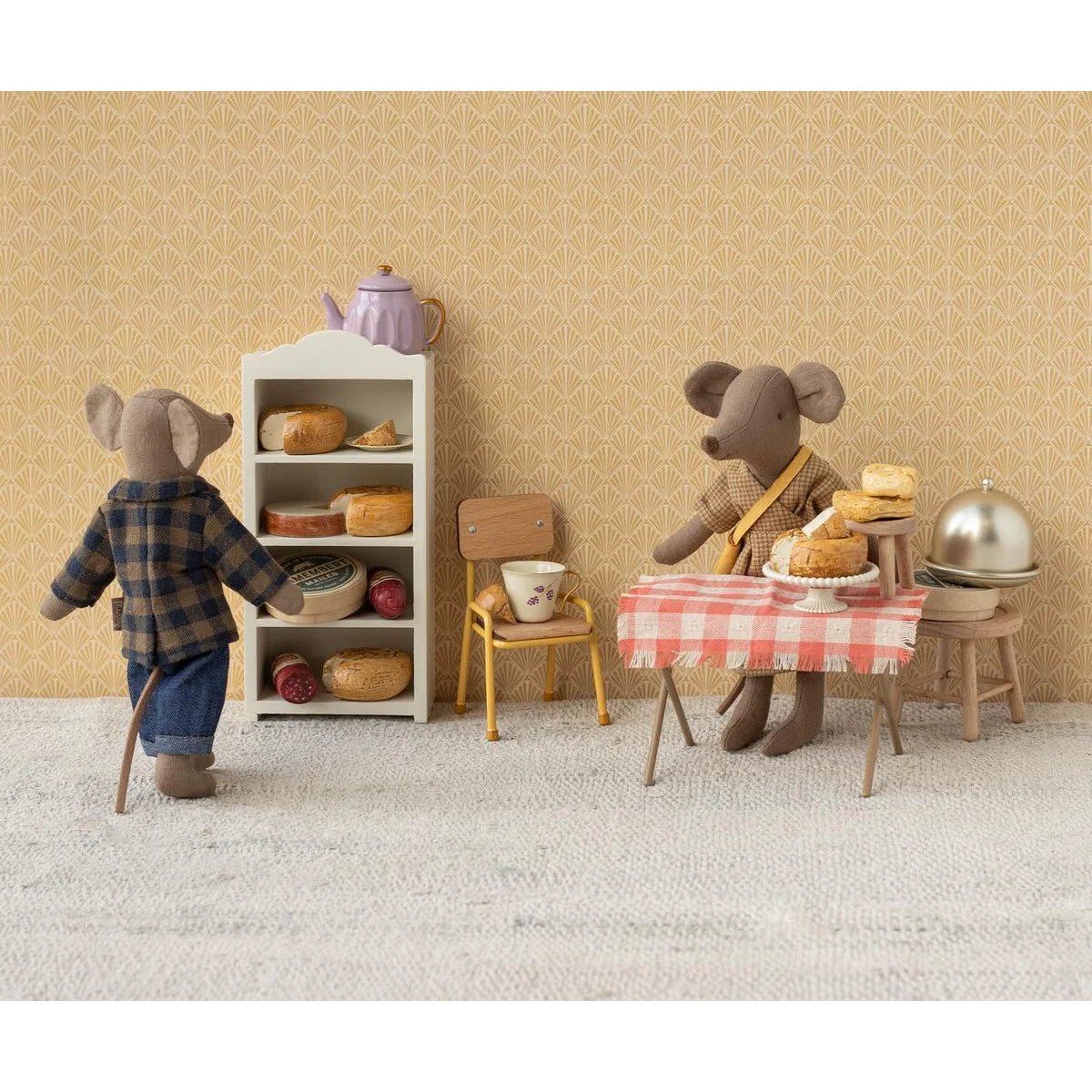 Papa maus light brown figurine mit kariertem hemd und jeans zeigt die rückseite vor weißem regal mit mini brot geschenke für neugeborene