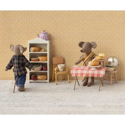 Papa maus light brown figurine mit kariertem hemd und jeans zeigt die rückseite vor weißem regal mit mini brot geschenke für neugeborene