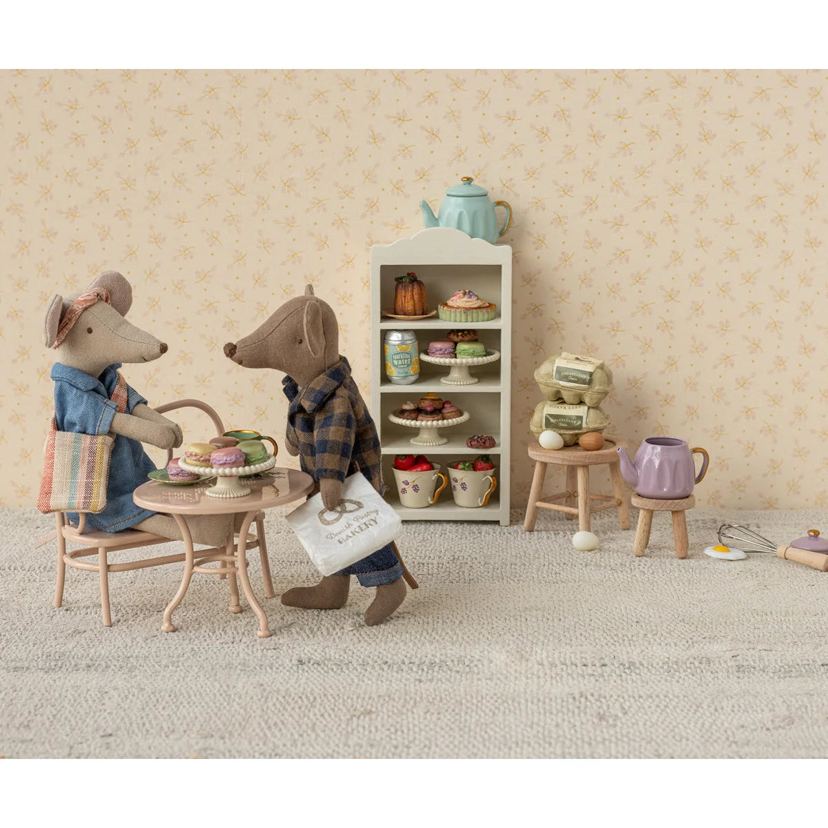 Ein charmantes mini tee set papa maus in hellbraun mit hellblauem keramik teekanne und tasse mit goldakzenten ideal als geschenk für neugeborene