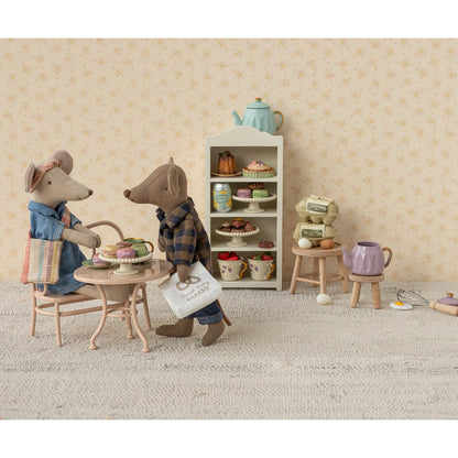 Ein charmantes mini tee set papa maus in hellbraun mit hellblauem keramik teekanne und tasse mit goldakzenten ideal als geschenk für neugeborene