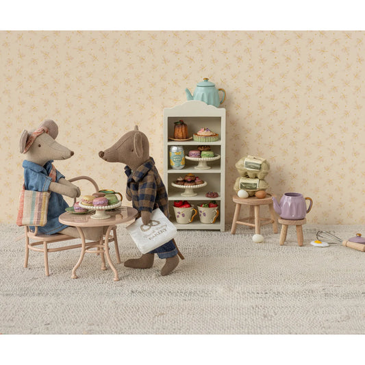 Ein charmantes mini tee set papa maus in hellbraun mit hellblauem keramik teekanne und tasse mit goldakzenten ideal als geschenk für neugeborene