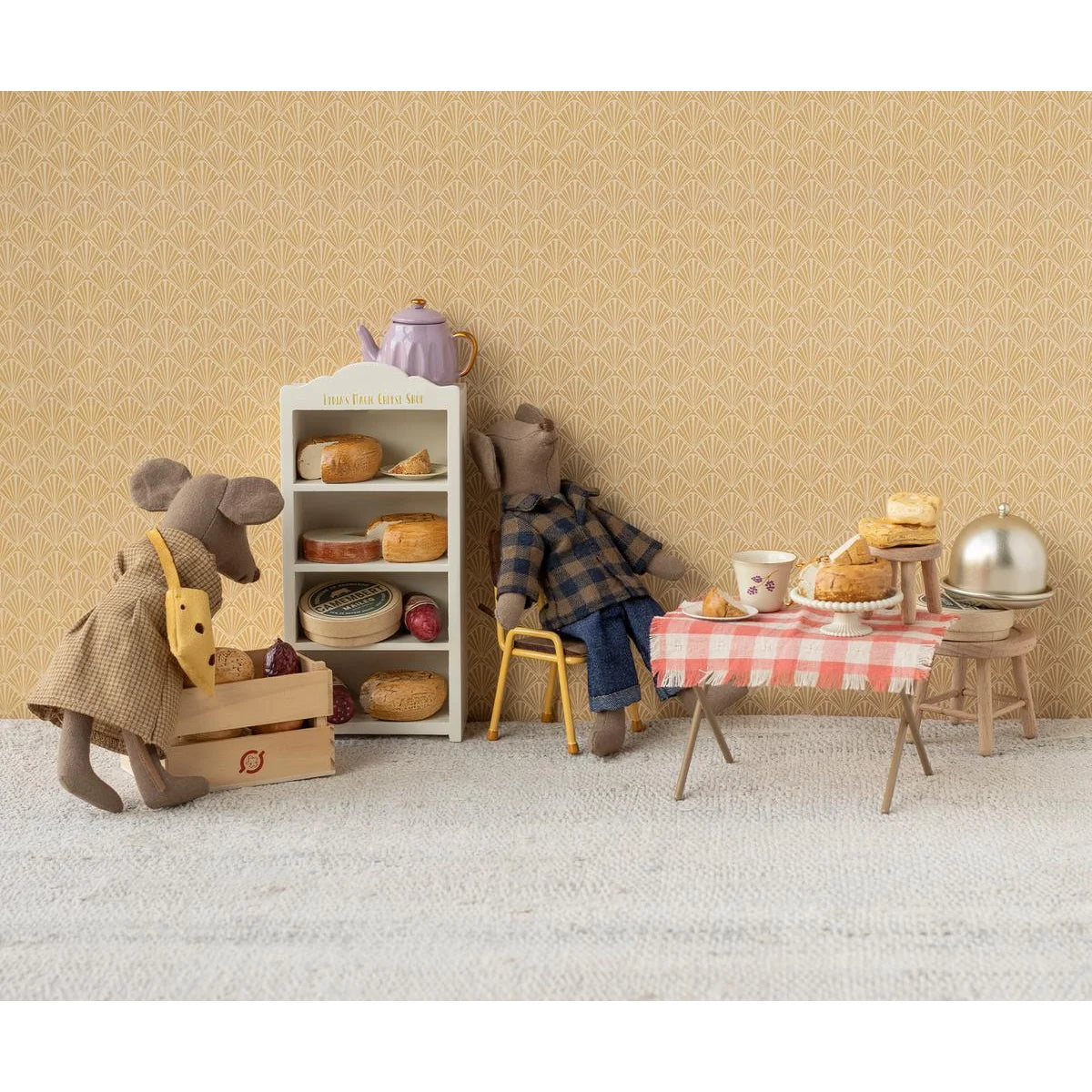 Ein charmanter papa maus spielzeug mit einer holzkiste und roten logo gefüllt mit spielzeuglebensmitteln ideal für ökologische baby- & kinderprodukte