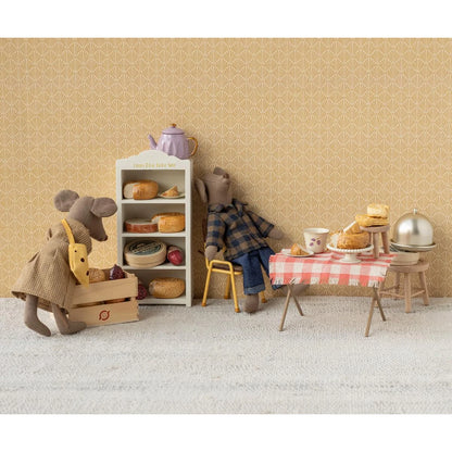 Ein charmanter papa maus spielzeug mit einer holzkiste und roten logo gefüllt mit spielzeuglebensmitteln ideal für ökologische baby- & kinderprodukte