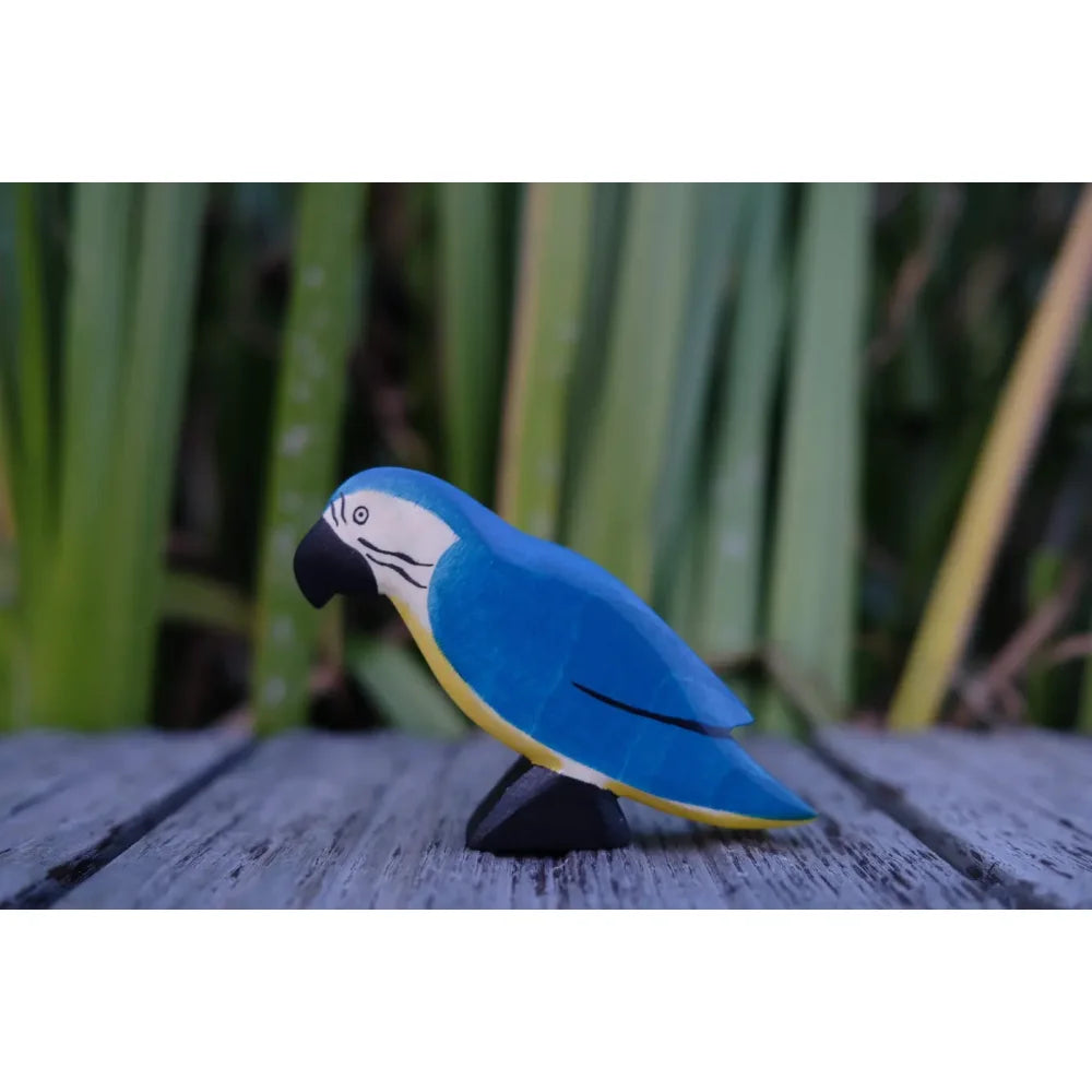 Blaue und gelbe hölzerne Papageienfigur für das Produkt Papagei | blau