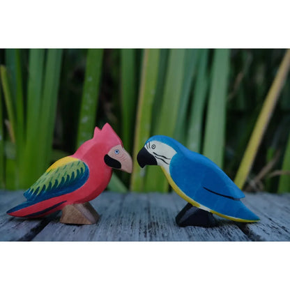 Zwei bunte Holzpapageien-Figuren aus dem Produkt Papagei blau