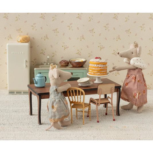Partytorte mit tortenständer in off white mit mehrstöckigem gelben kuchen, weißer frosting und roten beeren, ideal für geschenke für neugeborene
