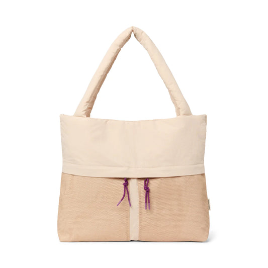 Creamfarbenes patchwork texturiertes puffy mom bag tote mit gesteppte griffe und lila zugbändern in haferfarbe