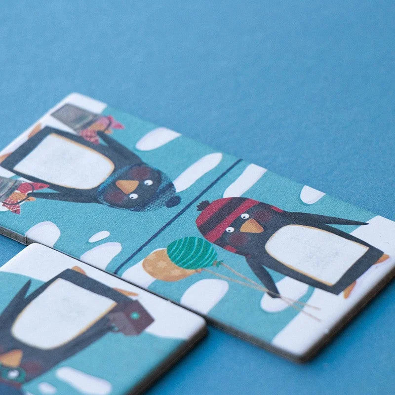 Farbige Karten mit Cartoon-Pinguin-Designs auf blauem Hintergrund für Penguins Family Domino