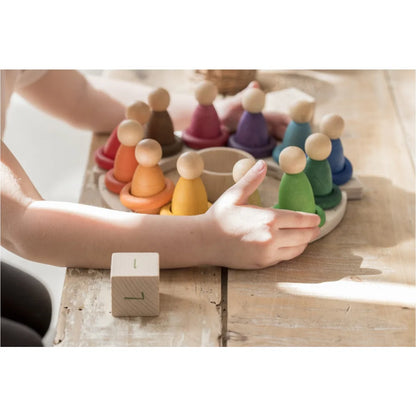 Holz-Peg-Puppen-Set mit bunten Körpern und natürlichen Köpfen für kreatives Spiel