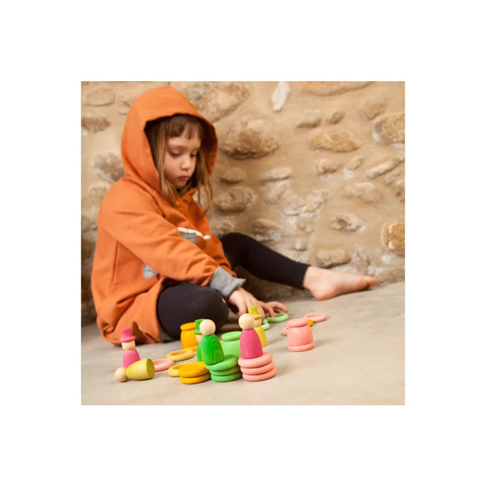 Holz-Stapelsatz mit bunten Ringen für Kleinkindentwicklung