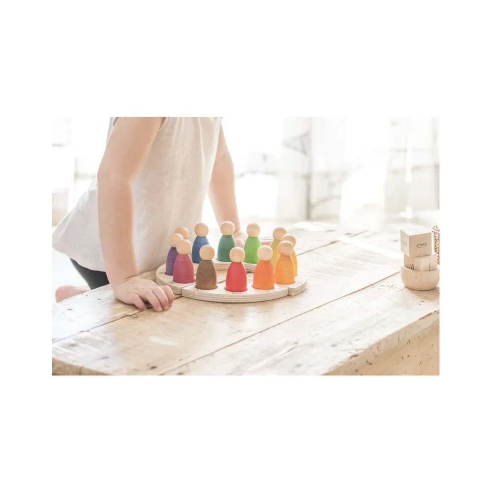 Bunte Holz-Peg-Puppen-Set für Geschichtenerzählen und Spiel